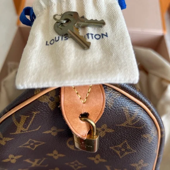 Louis Vuitton Monogram Speedy 30 with Tan Accents - Picture 3 of 11